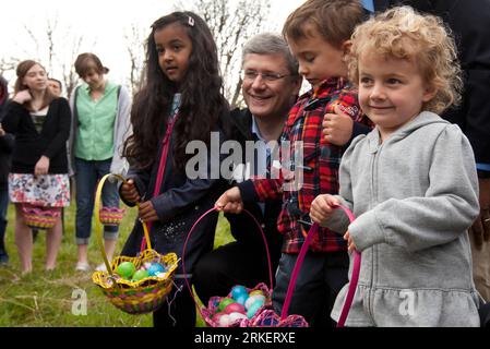 Bildnummer: 55287145  Datum: 24.04.2011  Copyright: imago/Xinhua (110425) -- VANCOUVER, April 25, 2011 (Xinhua) -- Canadian Prime Minister and Conservative Party leader Stephen Harper goes Easter egg hunting with local children in Burnaby, British Columbia, Canada, April 24, 2011. Harper was on a campaign trip for the 41st federal election set on May 2. (Xinhua/Conservative Party of Canada) CANADA-BRITISH COLUMBIA-HARPER-CAMPAIGN PUBLICATIONxNOTxINxCHN People Politik Wahl Präsidentschaftswahlen Wahlen Wahlkampf Kanada kbdig xdp 2011 quer premiumd  o0 Ostern, Osterei, Ei, Suche, Eiersuche, Oste Stock Photo