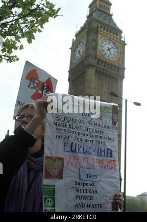 Bildnummer: 55292034  Datum: 26.04.2011  Copyright: imago/Xinhua (110426) -- LONDON, April 26, 2011 (Xinhua) -- An anti-nuclear activist protests on the occasion of the 25th anniversary of the Chernobyl nuclear disaster, at Westminster in central London, Britain, April 26, 2011. (Xinhua/Bimal Gautam) (zw) UK-LONDON-NUCLEAR-PROTEST PUBLICATIONxNOTxINxCHN Gesellschaft kbdig xsk 2011 hoch  o0 Plakat, Objekte, Demo, Anti Atomkraft, Atom, Antiatom, Atomgegner    Bildnummer 55292034 Date 26 04 2011 Copyright Imago XINHUA  London April 26 2011 XINHUA to Anti Nuclear Activist Protest ON The Occasion o Stock Photo