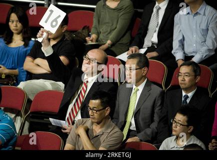 Bildnummer: 55293548  Datum: 27.04.2011  Copyright: imago/Xinhua (110427) -- HONG KONG, Apr. 27, 2011 (Xinhua) --Donald Choi (1st L, 2nd Row), managing director of Nan Fung, a well-known local property developer, makes a bid during a land auction in Hong Kong, south China, April 27, 2011. Hong Kong held its first land auction in the 2011 fiscal year on Wednesday, attracting a bout of hot biddings. A residential site with an area of 1900 square meters fetched 1.525 billion H.K. dollars (196 million U.S. dollars) at the auction, 69 percent higher from the auction price. (Xinhua/Liu Siu Wai) (ljh Stock Photo