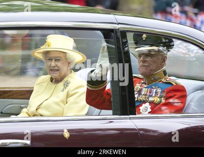 110429 -- LONDON, 29. April 2011 Xinhua -- britische Königin Elizabeth und Prinz Philip Mountbatten, Herzog von Edinburgh reisen zur Hochzeit von Briten Prinz William und Kate Middleton im Zentrum von London am 29. April 2011. Xinhua/Tang Shi ybg UK-LONDON-ROYAL WEDDING - PRESSEVERANSTALTUNG Foto. Auf dem Foto sollte stehen: Kirsty Wigglesworth/PA Wire PUBLICATIONxNOTxINxCHN Stockfoto