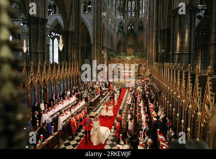 110429 -- LONDON, April 29, 2011 Xinhua -- Britain s Prince William and his bride Kate Middleton are seen at the wedding ceremony at Westminster Abbey in London, on April 29, 2011. Xinhua ybg UK-LONDON-ROYAL WEDDING  - PRESS ASSOCIATION Photo. Photo credit should read: Kirsty Wigglesworth/PA Wire PUBLICATIONxNOTxINxCHN Stock Photo