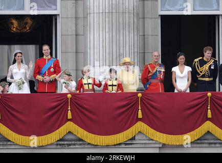 (110429) -- LONDON, 29. April 2011 (Xinhua) -- L-R: Grace van Cutsem, Prinzessin Catherine, Prinz William, Margarita Armstrong-Jones, Tom Pettifer, William Lowther-Pinkerton, Königin Elisabeth II., Prinz Philip Mountbatten, Herzog von Edinburgh, Philippa Middleton und Prinz Harry nach der königlichen Hochzeit in Westminster Abbey, London, 29. April 2011. (Xinhua/Zeng Yi) (ybg) UK-LONDON-ROYAL WEDDING PUBLICATIONxNOTxINxCHN 110429 London April 29 2011 XINHUA l r Grace van Cutsem Princess Catherine Prince William Margarita Armstrong Jones Tom Pettifer William LOWTHER Pinkerton Queen Elisabeth II Princ Stockfoto