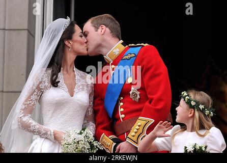 110429 -- LONDON, 29. April 2011 Xinhua -- der britische Prinz William und seine Braut Kate Middleton küssen sich, während sie nach ihrer Hochzeit in Westminster Abbey, London, am 29. April 2011 auf dem Balkon des Buckingham Palace stehen. Xinhua ybg UK-LONDON-ROYAL WEDDING - PRESSEVERANSTALTUNG Foto. Auf dem Foto sollte stehen: Kirsty Wigglesworth/PA Wire PUBLICATIONxNOTxINxCHN Stockfoto