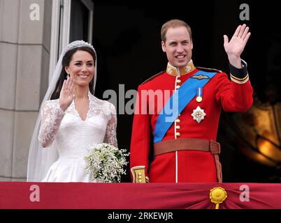 110429 -- LONDON, April 29, 2011 Xinhua -- Britain s Prince William and his bride Kate Middleton wave to public as they stand on the balcony at Buckingham Palace after their wedding in Westminster Abbey, in London, April 29, 2011. Xinhua ybg UK-LONDON-ROYAL WEDDING  - PRESS ASSOCIATION Photo. Photo credit should read: Kirsty Wigglesworth/PA Wire PUBLICATIONxNOTxINxCHN Stock Photo