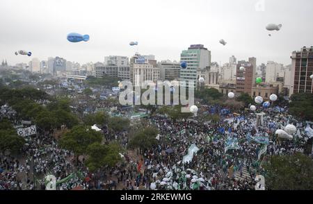 Bildnummer: 55302884  Datum: 29.04.2011  Copyright: imago/Xinhua (110429) -- BUENOS AIRES, April 29, 2011 (Xinhua) -- take part in a grand rally marking the International Workers Day in central Buenos Aires, Argentina, April 29, 2011. (Xinhua/Martin Zabala) (zw) ARGENTINA-BUENOS AIRES-WORKERS DAY RALLY PUBLICATIONxNOTxINxCHN Gesellschaft Politik Demonstration kbdig xsp 2011 quer  o0 Totale Massen Meschenmassen    Bildnummer 55302884 Date 29 04 2011 Copyright Imago XINHUA  Buenos Aires April 29 2011 XINHUA Take Part in a Grand Rally marking The International Workers Day in Central Buenos Aires Stock Photo