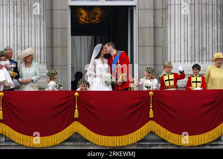 Bildnummer: 55302836 Datum: 29.04.2011 Copyright: imago/Xinhua (110429) -- LONDON, 29. April 2011 (Xinhua) -- der britische Prinz William und seine Braut Kate Middleton küssen sich auf dem Balkon mit Eliza Lopes, Prince Charles und Camilla, Louise Windsor, Grace van Cutsem, Margarita Armstrong-Jones, Tom Pettifer und William Lowther-Pinkerton nach ihrer Hochzeit in Westminster Abbey, London, am 29. April 2011. (Xinhua) (ybg) UK-LONDON-ROYAL WEDDING PUBLICATIONxNOTxINxCHN Entertainment Gesellschaft London People Adel GBR Königshaus Hochzeit Kate Catherine Middlet Stockfoto