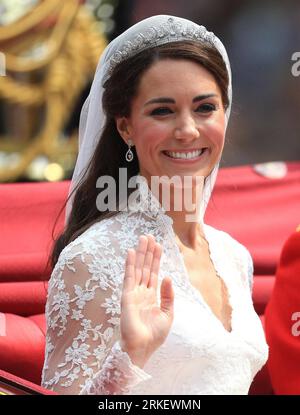 110429 -- LONDON, April 29, 2011 Xinhua -- Kate Middleton wave on her way to Buckingham Palace after the wedding with Britain s Prince William at Westminster Abbey in London, April 29, 2011. Xinhua ybg UK-LONDON-ROYAL WEDDING  - PRESS ASSOCIATION Photo. Photo credit should read: Kirsty Wigglesworth/PA Wire PUBLICATIONxNOTxINxCHN Stock Photo