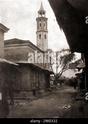 Prilep, Mazedonien, Uhrturm im Alten Basar, Baujahr 1858. Der Uhrturm gilt als schiefer Turm. Alter Basar nach einem deutschen und bulgarischen Rückzug aus Prilep. Foto von einem französischen Soldaten im September 1918. Stockfoto