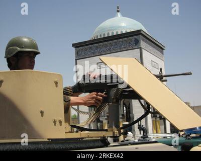 Bildnummer: 55306812 Datum: 01.05.2011 Copyright: imago/Xinhua (110501) -- KANDAHAR, 1. Mai 2011 (Xinhua) -- ein afghanischer Polizist in der Stadt Kandahar, der Hauptstadt der Provinz Kandahar, Afghanistan, 1. Mai 2011. Die Sicherheit in Kandahar und anderen afghanischen Städten wurde verschärft, nachdem von den Taliban geführte Aufständische am Sonntag in ganz Afghanistan mindestens acht Menschen getötet und mehr als 20 weitere verletzt hatten. Die Taliban erklärten am Samstag den Beginn einer Frühjahrsoffensive und warnten davor, dass sie ausländische Truppen in Afghanistan sowie afghanische Sicherheitskräfte und Regierungsbeamte ins Visier nehmen werde. (Xinhua/Ahamad) AFGHANISTAN-KANDAH Stockfoto