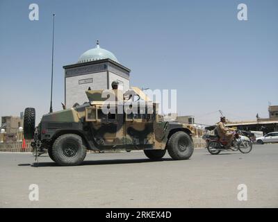 Bildnummer: 55306810  Datum: 01.05.2011  Copyright: imago/Xinhua (110501) -- KANDAHAR, May 1, 2011 (Xinhua) -- An Afghan policeman guards in Kandahar city, the capital of Kandahar province, Afghanistan, May 1, 2011. Security in Kandahar and other Afghan cities was tightened after Taliban-led insurgents killed at least eight and injured more than 20 others on Sunday across Afghanistan. Taliban declared on Saturday the start of a spring offensive, warning that it ll target foreign troops in Afghanistan as well as Afghan security forces and government officials. (Xinhua/Ahamad) AFGHANISTAN-KANDAH Stockfoto