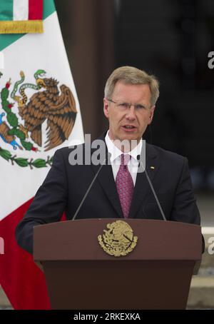 Bildnummer: 55310108  Datum: 02.05.2011  Copyright: imago/Xinhua (110503) -- MEXICO CITY, May 3, 2011 (Xinhua) -- Visiting German President Christian Wulff speaks during a press conference at the Official Residence of Los Pinos, in Mexico City, capital of Mexico, May 2, 2011. Wulff is on his 3-day visit to Mexico. (Xinhua/Claudio Cruz) (djj) MEXICO-MEXICO CITY-GERMAN PRESIDENT-VISIT PUBLICATIONxNOTxINxCHN Politik People Staatsbesuch GER MEX kbdig xub 2011 hoch premiumd    Bildnummer 55310108 Date 02 05 2011 Copyright Imago XINHUA  Mexico City May 3 2011 XINHUA Visiting German President Christi Stock Photo