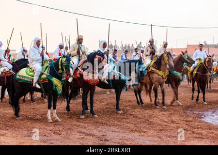 Essaouira, Marokko - 13. August 2023: Reiterinnen und Reiter nehmen an einer traditionellen Kostümveranstaltung namens Tbourida Teil, die in einem traditionellen marokkanischen Stil gekleidet ist Stockfoto