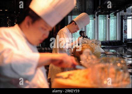 Bildnummer: 55314840  Datum: 03.05.2011  Copyright: imago/Xinhua (110503) -- HONGKONG, May 3, 2011 (Xinhua) -- Cheves prepare for the opening ceremony of a Ritz-Carlton Hotel in Hong Kong, south China, May 3, 2011. Located at the very top of the International Commerce Center (ICC), occupying floors from 102 to 118, Ritz-Carlton has a total of 312 guest rooms. It is currently the highest hotel in the world.(Xinhua/Chen Xiaowei) (xzj) CHINA-HONG KONG-HIGHEST HOTEL (CN) PUBLICATIONxNOTxINxCHN Reisen kbdig xsk 2011 quer o0 Koch Arbeitswelten Vorbereitung Eröffnung    Bildnummer 55314840 Date 03 05 Stock Photo