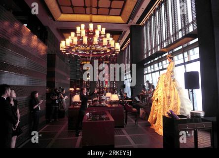 Bildnummer: 55314841  Datum: 03.05.2011  Copyright: imago/Xinhua (110503) -- HONGKONG, May 3, 2011 (Xinhua) -- Staff members prepare for the opening ceremony of a Ritz-Carlton Hotel in Hong Kong, south China, May 3, 2011. Located at the very top of the International Commerce Center (ICC), occupying floors from 102 to 118, Ritz-Carlton has a total of 312 guest rooms. It is currently the highest hotel in the world. (Xinhua/Chen Xiaowei) (xzj) CHINA-HONG KONG-HIGHEST HOTEL (CN) PUBLICATIONxNOTxINxCHN Reisen kbdig xsk 2011 quer o0 Gebäude innen  Vorbereitung Eröffnung    Bildnummer 55314841 Date 0 Stock Photo