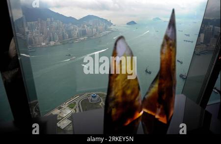 Bildnummer: 55314845  Datum: 03.05.2011  Copyright: imago/Xinhua (110503) -- HONGKONG, May 3, 2011 (Xinhua) -- Photo taken from the 112th floor of the Ritz-Carlton Hotel on May 3, 2011 shows the scene of the Victoria Harbour in Hong Kong, south China, May 3, 2011. Located at the very top of the International Commerce Center (ICC), occupying floors from 102 to 118, Ritz-Carlton has a total of 312 guest rooms. It is currently the highest hotel in the world. (Xinhua/Chen Xiaowei) (xzj) CHINA-HONG KONG-HIGHEST HOTEL (CN) PUBLICATIONxNOTxINxCHN Reisen kbdig xsk 2011 quer o0 Totale Hafen Landschaft Stock Photo