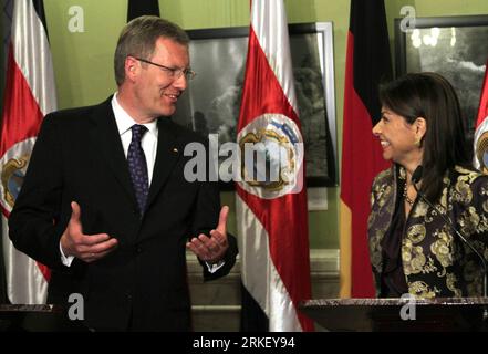 Bildnummer: 55314822 Datum: 04.05.2011 Copyright: imago/Xinhua (110504) -- SAN JOSE, 4. Mai 2011 (Xinhua) -- der deutsche Präsident Christian Wulff (L) spricht mit der Präsidentin von Costa Rica Laura Chinchilla während einer Begrüßungszeremonie im Nationaltheater in San Jose, Costa Rica, 3. Mai 2011. Wulff war auf einem zweitägigen offiziellen Besuch in Costa Rica. (Xinhua/Kent Gilbert)(Axy) COSTA RICA-SAN JOSE-WULFF-VISIT PUBLICATIONxNOTxINxCHN People Politik kbdig xo0x xsk 2011 quer Premiere Bildnummer 55314822 Datum 04 05 2011 Copyright Imago XINHUA San Jose 4. Mai 2011 XINHUA Deutscher Präsident Christian Wulff l S Stockfoto