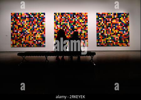 Museumsbesucher vor dem Werk „4900 Farben“ von Gerhard Richter, neue Nationalgalerie Berlin Stockfoto