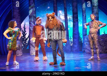 Mexiko-Stadt, Mexiko. August 2023. 24. August 2023, Mexiko-Stadt, Mexiko: Schauspielerin und Sängerin Lucero Mijares, Tochter der Sängerinnen Lucero und Mijares, tritt auf der Bühne während des Theaterstücks El Mago (The Wiz) im Theather hidalgo auf. Am 24. August 2023 in Mexiko-Stadt. (Foto: Jaime Nogales/Credit: Eyepix Group/Alamy Live News Stockfoto