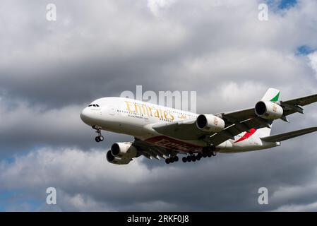 Emirates Airbus A380 Flugzeug A6-EVN im Finale landen am London Heathrow Airport, UK. Einer von zwei Flaggenfrachtunternehmen der Vereinigten Arabischen Emirate Stockfoto