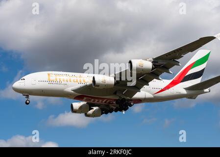 Emirates Airbus A380 Flugzeug A6-EVN im Finale landen am London Heathrow Airport, UK. Einer von zwei Flaggenfrachtunternehmen der Vereinigten Arabischen Emirate Stockfoto