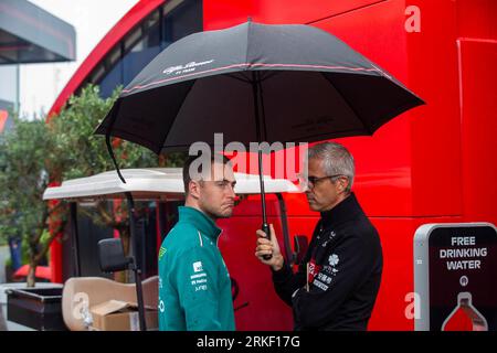 Zandvoort, Nederland. August 2023. Zandvoort, Niederlande, 24. August 2023; Niederländischer Formel 1 Grand Prix (L) Reserve Pilot Stoffel Vandoorne, McLaren F1 Team und Alessandro Alunni Bravi (ITA), Teamchef des Alfa Romeo Racing F1 Teams. - Bild und Copyright von Leo VOGELZANG/ATP Images (Leo Vogelzang/ATP/SPP) Credit: SPP Sport Press Photo. Alamy Live News Stockfoto