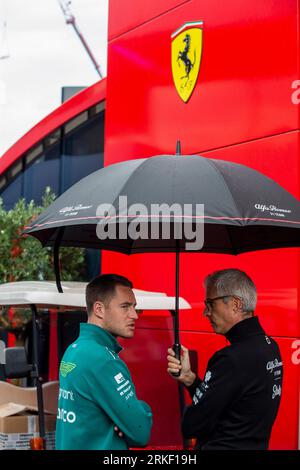 Zandvoort, Nederland. August 2023. Zandvoort, Niederlande, 24. August 2023; Niederländischer Formel 1 Grand Prix (L) Reserve Pilot Stoffel Vandoorne, McLaren F1 Team und Alessandro Alunni Bravi (ITA), Teamchef des Alfa Romeo Racing F1 Teams. - Bild und Copyright von Leo VOGELZANG/ATP Images (Leo Vogelzang/ATP/SPP) Credit: SPP Sport Press Photo. Alamy Live News Stockfoto