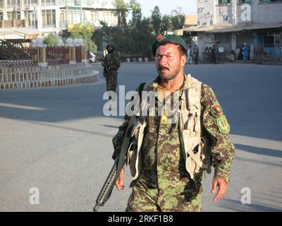 Bildnummer: 55324517 Datum: 08.05.2011 Copyright: imago/Xinhua (110507) -- KANDAHAR, 7. Mai 2011 (Xinhua) -- ein afghanischer Soldat steht am Angriffsort in der Provinz Kandahar im Süden Afghanistans am 7. Mai 2011 in Wache. Mehrere Taliban-Angriffe in der Provinz Kandahar ließen acht, darunter sechs Selbstmordattentäter, tot und verletzten am Samstag 29 weitere, sagte der Gouverneur der Provinz. (Xinhua/Ahmad) (wjd) AFGHANISTAN-KANDAHAR-ATTACKEN PUBLICATIONxNOTxINxCHN Gesellschaft Politik Militär Sicherheit Soldaten xo0x kbdig xub 2011 quer Bildnummer 55324517 Datum 08 05 2011 Copyright Imago XINHUA Kandahar 7. Mai 201 Stockfoto