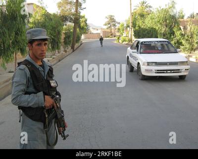 Bildnummer: 55324514 Datum: 08.05.2011 Copyright: imago/Xinhua (110507) -- KANDAHAR, 7. Mai 2011 (Xinhua) -- ein afghanischer Polizist steht am Angriffsort in der Provinz Kandahar, Südafghanistan, 7. Mai 2011, wachsam. Mehrere Taliban-Angriffe in der Provinz Kandahar ließen acht, darunter sechs Selbstmordattentäter, tot und verletzten am Samstag 29 weitere, sagte der Gouverneur der Provinz. (Xinhua/Ahmad) (wjd) AFGHANISTAN-KANDAHAR-ATTACKEN PUBLICATIONxNOTxINxCHN Gesellschaft Politik Militär Sicherheit Soldaten xo0x kbdig xub 2011 quer Bildnummer 55324514 Datum 08 05 2011 Copyright Imago XINHUA Kandahar 7. Mai 2 Stockfoto
