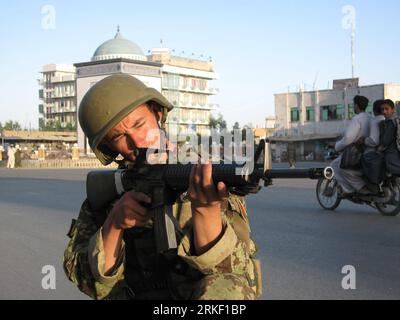 Bildnummer: 55324515  Datum: 08.05.2011  Copyright: imago/Xinhua (110507) -- KANDAHAR, May 7, 2011 (Xinhua) -- An Afghan soldier stands guard at the attack site in Kandahar province, southern Afghanistan, May 7, 2011. Taliban multiple attacks in Kandahar province left eight including six suicide bombers dead and injured 29 others on Saturday, provincial governor said. (Xinhua/Ahmad) (wjd) AFGHANISTAN-KANDAHAR-ATTACKS PUBLICATIONxNOTxINxCHN Gesellschaft Politik Militär Sicherheit Soldaten xo0x kbdig xub 2011 quer     Bildnummer 55324515 Date 08 05 2011 Copyright Imago XINHUA  Kandahar May 7 201 Stockfoto