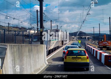 Autos, die an Bord des Le Shuttle Eurotunnel Folkestone England warten Stockfoto