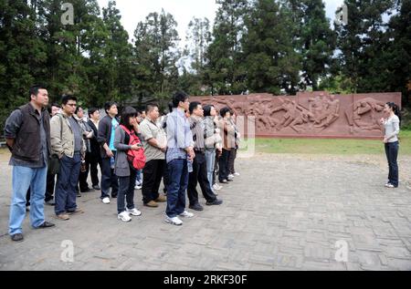 Bildnummer: 55333537 Datum: 10.05.2011 Copyright: imago/Xinhua (110510) -- JINGANGSHAN, 10. Mai 2011 (Xinhua) -- Studenten der China Executive Leadership Academy in Jinggangshan (CELAJ) besuchen den ehemaligen Standort des 4. Miltant Hospital of Chinese Army in Jinggangshan, ostchinesische Provinz Jiangxi, 30. April 2011. Auf einer Fläche von 661 Quadratkilometern sind die Jinggangshan-Berge -- wo im Jahr 1927 der Vorsitzende der Kommunistischen Partei Chinas (KPCh) Mao Zedong und seine Kameraden die erste ländliche Basis der Revolution gründeten -- als Wiege der chinesischen Revolution bekannt. China Executive Lea Stockfoto