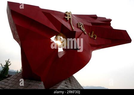 Bildnummer: 55333539 Datum: 10.05.2011 Copyright: imago/Xinhua (110510) -- JINGGANGSHAN, 10. Mai 2011 (Xinhua) -- Eine Skulptur der roten Flagge wird in Jinggangshan, ostchinesische Provinz Jiangxi, 28. April 2011 gesehen. Auf einer Fläche von 661 Quadratkilometern sind die Jinggangshan-Berge -- wo im Jahr 1927 der Vorsitzende der Kommunistischen Partei Chinas (KPCh) Mao Zedong und seine Kameraden die erste ländliche Basis der Revolution gründeten -- als Wiege der chinesischen Revolution bekannt. Die China Executive Leadership Academy in Jinggangshan (CELAJ) ist eines der drei hochkarätigen CPC-Kaderausbildungsinstitute. T Stockfoto