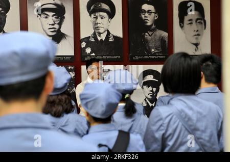 Bildnummer: 55333540  Datum: 10.05.2011  Copyright: imago/Xinhua (110510) -- JINGGANGSHAN, May 10, 2011 (Xinhua) -- Students of China Executive Leadership Academy at Jinggangshan (CELAJ), wearing former Chinese Red Army uniforms, visit Huangyangjie Museum in Jinggangshan, east China s Jiangxi Province, April 29, 2011. Covering an area of 661 square kilometers, the Jinggangshan Mountains -- where in 1927 late Chinese Communist Party (CPC) Chairman Mao Zedong and his comrades established the first rural base of the revolution -- are known as the cradle of the Chinese revolution. China Executive Stock Photo