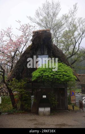 Bildnummer: 55334391 Datum: 10.05.2011 Copyright: imago/Xinhua (110510) -- GIFU, 10. Mai 2011 (Xinhua) -- dieses Foto, das am 10. Mai 2011 aufgenommen wurde, zeigt ein Haus eines Gasscho-zukuri-Dorfes in Shirakawa-Go, Präfektur Gifu, Japan. Das Gassho-zukuri-Dorf in Shirakawa-Go ist eines der UNESCO-Weltkulturerbestätten Japans. Das Dorf ist bekannt für seine Häuser im architektonischen Stil, bekannt als Gassho-zukuri, was Gebetshände bedeutet. Dieser Stil zeichnet sich durch ein reetgedecktes und steil geneigtes Dach aus, das an zwei Hände erinnert, die im Gebet verbunden sind. Das Design ist robust und in Kombination mit Stockfoto