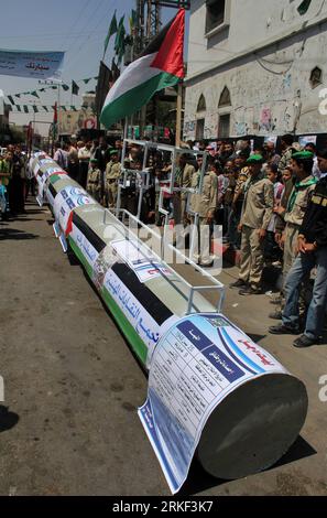 Bildnummer: 55338081  Datum: 11.05.2011  Copyright: imago/Xinhua (110511) -- GAZA, May 11, 2011 (Xinhua) -- Palestinians stand by a symbolic huge key during an activity marking al-Nakba Day in the southern Gaza Strip town of Rafah, May 11, 2011. Palestinians will commemorate the 63rd anniversary of the catastrophe al-Nakba which happened on May 15, 1948, when Israeli forces drove hundreds of thousands of Palestinian civilians out of their lands and established the Jewish state. (Xinhua/Khaled Omar)(msq) MIDEAST-GAZA-AL-NAKBA PUBLICATIONxNOTxINxCHN Gesellschaft Politik Palästina Israel Nahostko Stock Photo