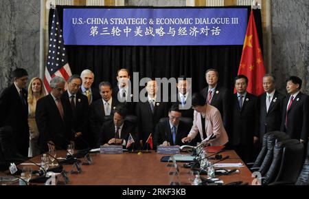 Bildnummer: 55336913  Datum: 11.05.2011  Copyright: imago/Xinhua (110510) -- WASHINGTON, May 10, 2011 (Xinhua) -- Timothy Geithner, U.S. treasury secretary and the special representative of President Barack, and Wang Qishan, Chinese vice premier and the special representative of President Hu Jintao, sign a framework of comprehensive economic cooperation during the ongoing third-round China-U.S. Strategic and Economic Dialogue (S&ED) in Washington D.C., the United States, on May 10, 2011. China and the United States Tuesday signed U.S.-China Comprehensive Framework for Promoting Strong, Sustain Stock Photo