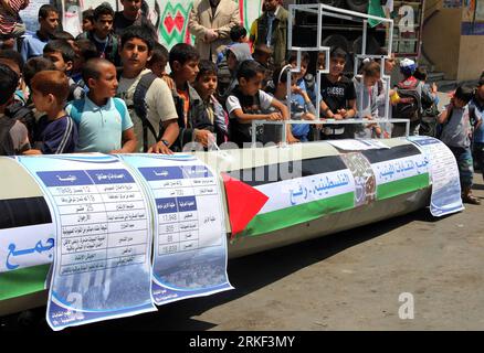 Bildnummer: 55338077  Datum: 11.05.2011  Copyright: imago/Xinhua (110511) -- GAZA, May 11, 2011 (Xinhua) -- Palestinians stand by a symbolic huge key during an activity marking al-Nakba Day in the southern Gaza Strip town of Rafah, May 11, 2011. Palestinians will commemorate the 63rd anniversary of the catastrophe al-Nakba which happened on May 15, 1948, when Israeli forces drove hundreds of thousands of Palestinian civilians out of their lands and established the Jewish state. (Xinhua/Khaled Omar)(msq) MIDEAST-GAZA-AL-NAKBA PUBLICATIONxNOTxINxCHN Gesellschaft Politik Palästina Israel Nahostko Stock Photo