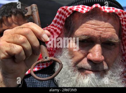 Bildnummer: 55338083  Datum: 11.05.2011  Copyright: imago/Xinhua (110511) -- GAZA, May 11, 2011 (Xinhua) -- A Palestinian man holds a symbolic key during an activity marking al-Nakba Day in the southern Gaza Strip town of Rafah, May 11, 2011. Palestinians will commemorate the 63rd anniversary of the catastrophe al-Nakba which happened on May 15, 1948, when Israeli forces drove hundreds of thousands of Palestinian civilians out of their lands and established the Jewish state. (Xinhua/Khaled Omar)(msq) MIDEAST-GAZA-AL-NAKBA PUBLICATIONxNOTxINxCHN Gesellschaft Politik Palästina Israel Nahostkonfl Stock Photo