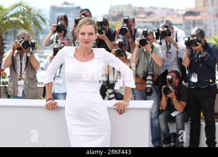 Bildnummer: 55338807 Datum: 11.05.2011 Copyright: imago/Xinhua (110511) -- CANNES, 11. Mai 2011 (Xinhua) -- US-Schauspielerin und Jurymitglied Uma Thurman nimmt am 11. Mai 2011 am Fotocall der Jury beim 64. Cannes Film Festival in Cannes Teil. Die 64. Filmfestspiele von Cannes finden vom 11. Bis 22. Mai statt. (Xinhua/Gao Jing) (zcc) FRANCE-CANNES-FILM FESTIVAL-JURY MITGLIEDER PUBLICATIONxNOTxINxCHN Kultur Entertainment People Film 64. Internationale Filmfestspiele Cannes Photocall kbdig xsp xo0x 2011 quer Highlight Premiere Bildnummer 55338807 Datum 11 05 2011 Copyright Imago XINHUA Cann Stockfoto