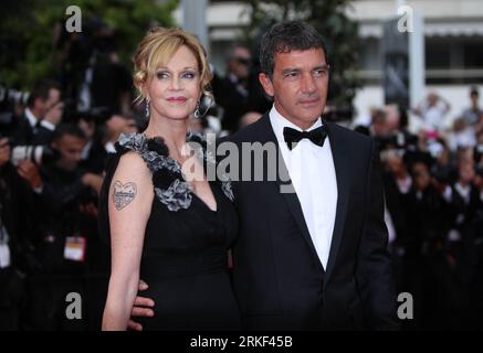 Bildnummer: 55338783  Datum: 11.05.2011  Copyright: imago/Xinhua (110511) -- CANNES, May 11, 2011 (Xinhua) -- Spanish actor Antonio Banderas (R) and his wife U.S. actress Melanie Griffith arrive for the opening of the 64th Cannes Film Festival in Cannes, France, on May 11, 2011. (Xinhua/Gao Jing) FRANCE-CANNES-FILM FESTIVAL-OPENING PUBLICATIONxNOTxINxCHN Kultur Entertainment People Film 64. Internationale Filmfestspiele Cannes Filmpremiere Premiere kbdig xsp xo0x 2011 quer Highlight premiumd     Bildnummer 55338783 Date 11 05 2011 Copyright Imago XINHUA  Cannes May 11 2011 XINHUA Spanish Actor Stock Photo