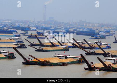 Bildnummer: 55338865  Datum: 11.05.2011  Copyright: imago/Xinhua (110511) -- YUEYANG, May 11, 2011 (Xinhua) -- A large number of ships get trapped in the Dongting Lake due to low water level caused by a drought in Yueyang City, central China s Hunan Province, May 11, 2011. A severe drought continued to plague in Hunan, disrupting drinking water supply to more than 320,000 and drying up 4.5 million mu (3,000 square kilometers) of farmland, according to statistics from the local authorities. (Xinhua/Long Hongtao) (llp) CHINA-HUNAN-DROUGHT (CN) PUBLICATIONxNOTxINxCHN Wirtschaft Dürre Trockenheit Stock Photo