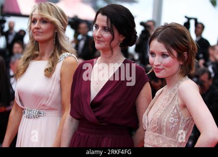 Bildnummer: 55342669  Datum: 12.05.2011  Copyright: imago/Xinhua (110512) -- CANNES, May 12, 2011 (Xinhua) -- (R to L) Australian actress Emily Browning, Australian director Julia Leigh and Australian actress Rachael Blake pose on the red carpet before the screening of Sleeping Beauty presented in competition at the 64th Cannes Film Festival in Cannes, France, May 12, 2011. (Xinhua/Gao Jing) (wjd) FRANCE-FILM-FESTIVAL-CANNES-SLEEPING BEAUTY PUBLICATIONxNOTxINxCHN Kultur Entertainment People Film 64. Internationale Filmfestspiele Cannes Filmpremiere Premiere kbdig xub 2011 quer premiumd     Bil Stock Photo