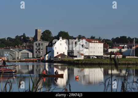 Woodbridge Tide Mill on the River Deben, Suffolk, England, Vereinigtes Königreich Stockfoto