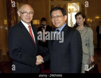 Bildnummer: 55342717  Datum: 12.05.2011  Copyright: imago/Xinhua (110513) -- BUENOS AIRES, May 13, 2011 (Xinhua) -- Argentine Foreign Minister Hector Timerman (L) and Chinese Commerce Minister Chen Deming shake hands prior to their meeting in Buenos Aires, Argentina, May 12, 2011. Chen Deming arrived here on Wednesday for a visit aimed at strengthening the bilateral strategic partnership and consolidating Sino-Argentinian trade relations. (Xinhua/Martin Zabala) (djj) ARGENTINA-BUENOS AIRES-CHINA-CHEN DEMING PUBLICATIONxNOTxINxCHN Politik People xo0x kbdig xub 2011 quer premiumd     Bildnummer Stock Photo