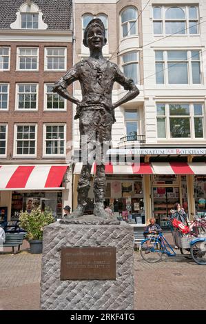 Het Lieverdje Bronzestatue (von der niederländischen Künstlerin Carel Kneulman) auf dem Spui-Platz symbolisiert Straßenkinder in Amsterdam, Niederlande Stockfoto