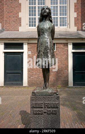 Anne-Frank-Statue (1977 vom niederländischen Bildhauer Mari Andriessen, 1897–1979), Amsterdam, Niederlande Stockfoto