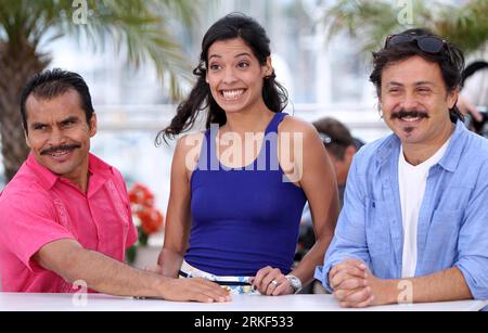 Bildnummer: 55345977  Datum: 13.05.2011  Copyright: imago/Xinhua (110513) -- CANNES, May 13, 2011 (Xinhua) -- (From R to L) Mexican director Gerardo Naranjo, actress Stephanie Sigman and Mexican actor Noe Hernandez pose during the photocall of Miss Bala presented in the Un Certain Regard selection at the 64th Cannes Film Festival, in Cannes, France, on May 13, 2011. (Xinhua/Gao Jing) (lyi) FRANCE-CANNES-FILM FESTIVAL-MISS BALA PUBLICATIONxNOTxINxCHN Kultur Entertainment People Film 64. Internationale Filmfestspiele Cannes Photocall kbdig xkg 2011 quer Aufmacher premiumd     Bildnummer 55345977 Stock Photo