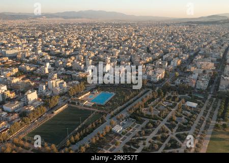 Blick auf die Nationaloper von Athen aus der Vogelperspektive inmitten der grünen Parklands Stockfoto