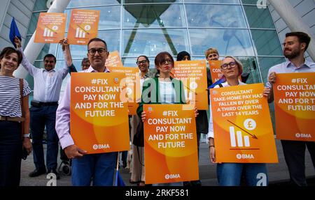 London, Großbritannien. 25. August 2023. Ärzteschlacht am Universitätskrankenhaus. Weitere Streiks sind für September und Oktober geplant. Quelle: Mark Thomas/Alamy Live News Stockfoto