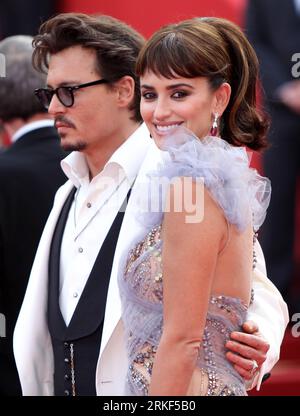 Bildnummer: 55348084  Datum: 14.05.2011  Copyright: imago/Xinhua (110514) -- CANNES, May 14, 2011 (Xinhua) -- Spanish actress Penelope Cruz (R) and U.S. actor Johnny Depp pose for photos prior to the premiere of the film Pirates of the Caribbean: On Stranger Tides at the 64th Cannes Film Festival, in Cannes, France, May 14, 2011. (Xinhua/Gao Jing) (zw) FRANCE-CANNES-FILM-FESTIVAL-PIRATES OF THE CARIBBEAN 4 PUBLICATIONxNOTxINxCHN Kultur Entertainment People Film 64. Internationale Filmfestspiele Cannes Filmpremiere kbdig xkg 2011 hoch Aufmacher premiumd  o0 Fluch der Karibik 4 - Fremde Gezeiten Stock Photo